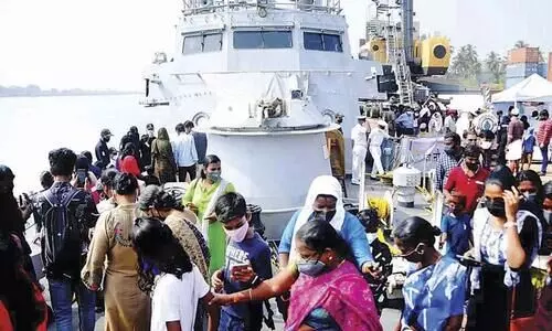 ബേ​പ്പൂ​ർ തീരത്ത് പടക്കപ്പൽ; പൊതുജനങ്ങൾക്കും പ്രവേശനം