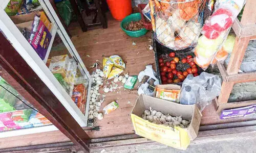 നെട്ടൂരില്‍ കടയും നേര്‍ച്ചപ്പെട്ടിയും കുത്തിത്തുറന്ന് മോഷണം