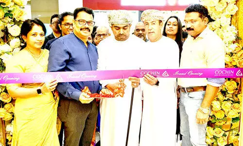 കൊ​ച്ചി​ൻ ഗോ​ൾ​ഡ് ആ​ൻ​ഡ് ഡ​യ​മ​ണ്ട്‌​സ്​ ഔ​ട്ട്‌​ലെ​റ്റ് അ​വ​ന്യൂ​സ് മാ​ളി​ൽ തു​റ​ന്നു