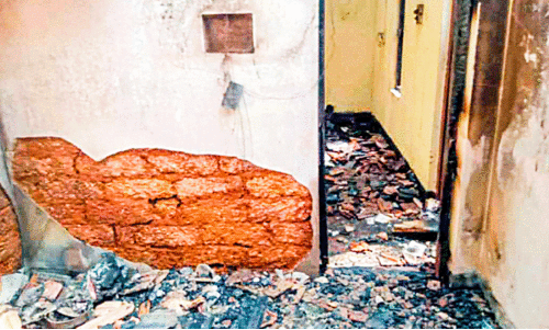 ഗ്യാ​സ് സിലിണ്ടർ പൊട്ടിത്തെറിച്ച് വീട് കത്തിനശിച്ചു