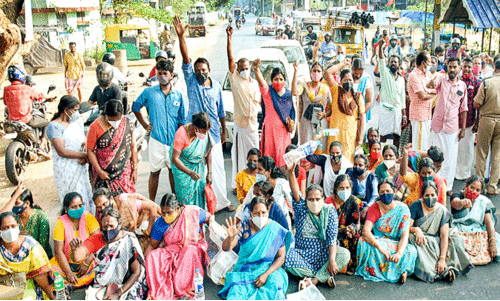 കുടിവെള്ളക്ഷാമം: നാട്ടുകാർ സംസ്ഥാന പാത ഉപരോധിച്ചു