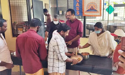 ജി​ദ്ദ ഒ.​​െഎ.​സി.​സി ശ​ബ​രി​മ​ല തീ​ർ​ഥാ​ട​ക​ർ​ക്ക് അ​ന്ന​ദാ​നം ന​ട​ത്തി