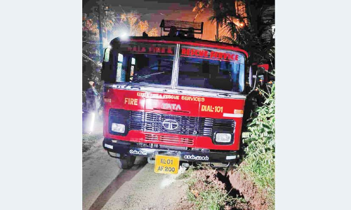 രക്ഷാപ്രവർത്തനത്തിന് പാഞ്ഞ ഫയർ എൻജിൻ റോഡിലെ ചളിയിൽ കുടുങ്ങി