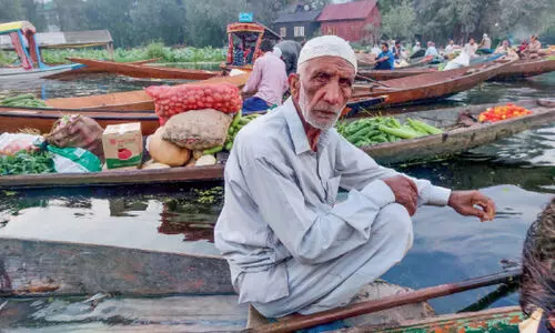 ക​ശ്​​മീ​ർ എ​ങ്ങ​നെ​യാ​ണ്​ ഉ​ണ​രു​ക​യും ഉ​റ​ങ്ങു​ക​യും​ചെ​യ്യു​ന്ന​ത്​?