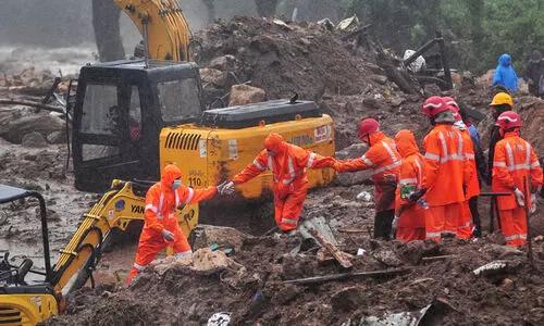 മഴയോർമകളിൽ മുങ്ങി നിവർന്നിരുന്ന മലയാളി മഴയെ പേടിച്ചു തുടങ്ങിയിരിക്കുന്നു.. മഴയോർമകളിൽ മുങ്ങി നിവർന്നിരുന്ന മലയാളി മഴയെ പേടിച്ചു തുടങ്ങിയിരിക്കുന്നു..