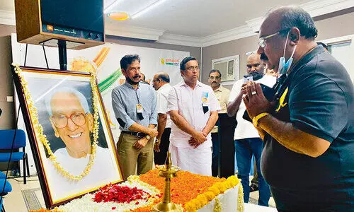 കെ. ​ക​രു​ണാ​ക​ര​നെ അ​നു​സ്മ​രി​ച്ചു