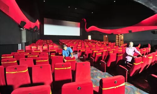 തിയറ്ററുകളിൽ മുഴുവൻ സീറ്റുകളിലും പ്രവേശനം, പൊതുപരിപാടികൾക്ക് 1500 പേർ; കോവിഡ് നിയന്ത്രണങ്ങളിൽ ഇളവ് തിയറ്ററുകളിൽ മുഴുവൻ സീറ്റുകളിലും പ്രവേശനം, പൊതുപരിപാടികൾക്ക് 1500 പേർ; കോവിഡ് നിയന്ത്രണങ്ങളിൽ ഇളവ്