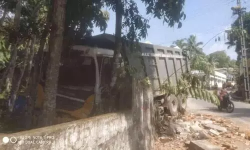 അമിതഭാരവുമായി വന്ന ലോറി മതിലും കടയും തകര്‍ത്തു