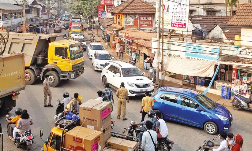 ഉള്ള്യേരിയിൽ മണിക്കൂറുകൾ നീണ്ട ഗതാഗതക്കുരുക്ക്; ദുരിതംപേറി ജനം