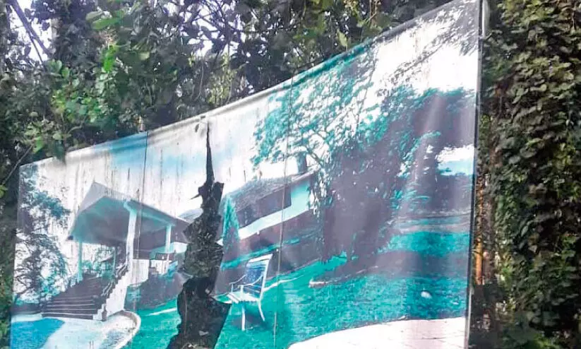 റി​സോ​ർ​ട്ടി​​െൻറ പ​ര​സ്യ ബോ​ർ​ഡ് ന​ശി​പ്പി​ച്ച​താ​യി പ​രാ​തി