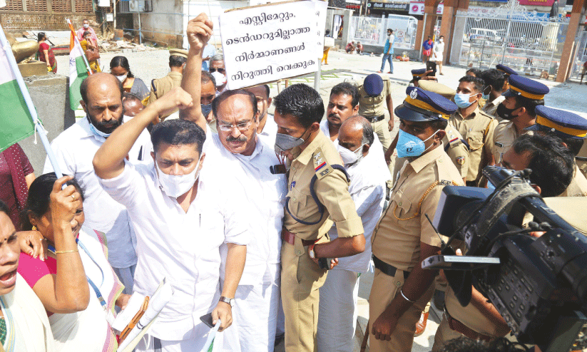 തൃശൂർ കോർപറേഷനിലെ നിർമാണ പ്രവൃത്തി കോൺഗ്രസ് തടഞ്ഞു തൃശൂർ കോർപറേഷനിലെ നിർമാണ പ്രവൃത്തി കോൺഗ്രസ് തടഞ്ഞു