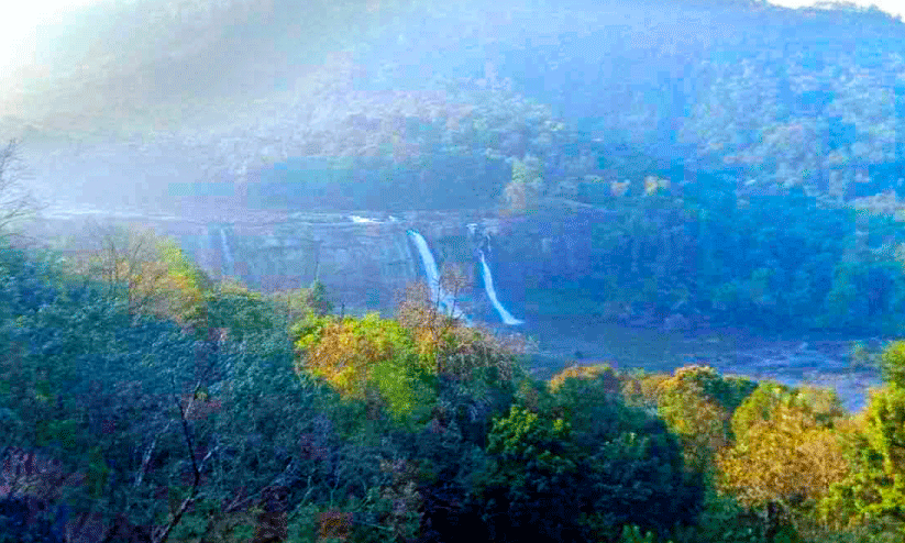 അതിരപ്പിള്ളി വെള്ളച്ചാട്ടം നേർത്തു; സഞ്ചാരികൾക്ക് നിരാശ