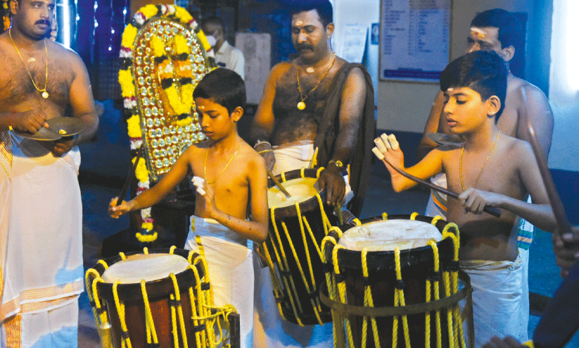 വിസ്മയത്തായമ്പക തീർത്ത് നിരഞ്ജൻ വിസ്മയത്തായമ്പക തീർത്ത് നിരഞ്ജൻ