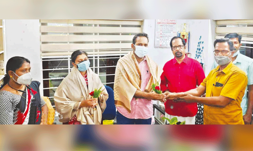 ഒരുമിച്ച് ഡോക്ടറേറ്റ് നേടിയ ദമ്പതികളെ ആദരിച്ചു ഒരുമിച്ച് ഡോക്ടറേറ്റ് നേടിയ ദമ്പതികളെ ആദരിച്ചു