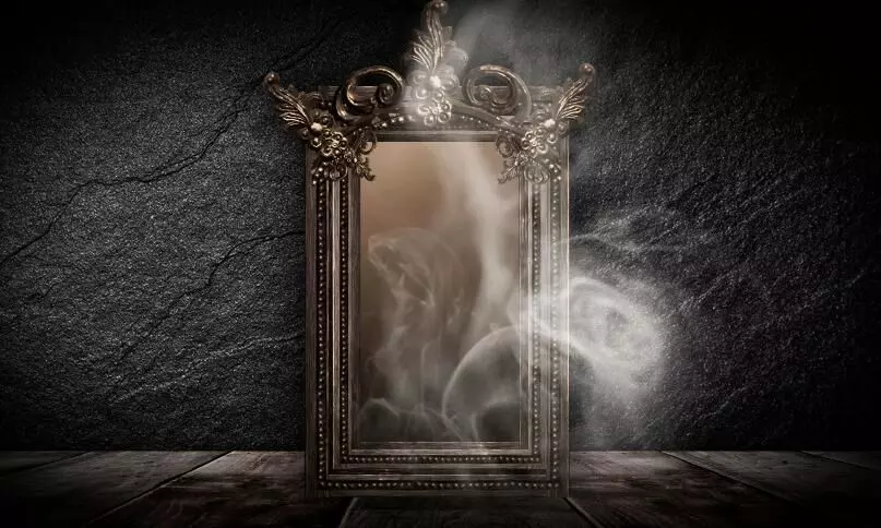 മരിച്ചവരെ കാണാവുന്ന കണ്ണാടി