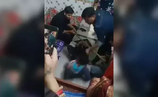 യു.പിയിൽ മോഷണക്കുറ്റമാരോപിച്ച്​ ദലിത്​ പെൺകുട്ടിയെ ക്രൂരമായി മർദിച്ചു; ദൃശ്യങ്ങൾ പുറത്ത്​-VIDEO