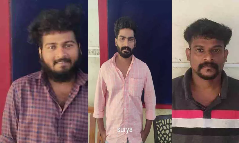 കൊടുവാളുമായി കാറിൽ സഞ്ചരിച്ച ഗുണ്ടാസംഘം പിടിയിൽ കൊടുവാളുമായി കാറിൽ സഞ്ചരിച്ച ഗുണ്ടാസംഘം പിടിയിൽ