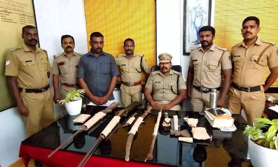 നാടന് തോക്കും വാളും മാന്കൊമ്പും മഴുവുമായി കുപ്രസിദ്ധ ഗുണ്ട പിടിയില് നാടന് തോക്കും വാളും മാന്കൊമ്പും മഴുവുമായി കുപ്രസിദ്ധ ഗുണ്ട പിടിയില്