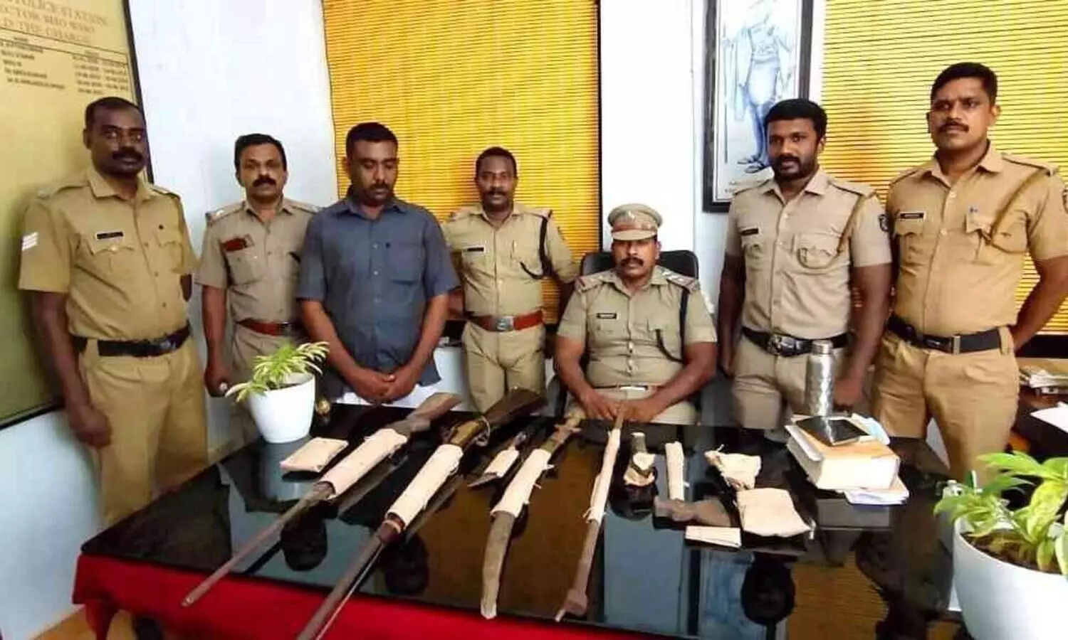 നാടന്‍ തോക്കും വാളും മാന്‍കൊമ്പും മഴുവുമായി കുപ്രസിദ്ധ ഗുണ്ട പിടിയില്‍