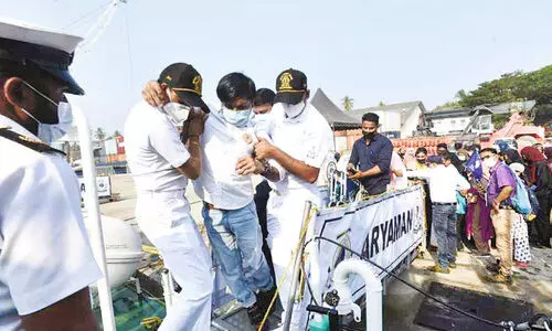 കടലും കപ്പലും കണ്ട്​ ആസ്വദിക്കാൻ അവരെത്തി...