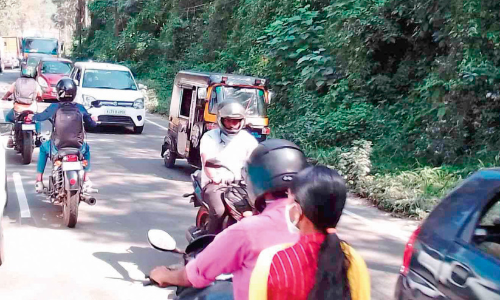 പാതിരിപ്പാലത്തെ റോഡ് ടാ​റി​ങ്; ബത്തേരി– കൽപറ്റ റൂട്ടിൽ ബസ് സർവിസ് താളം തെറ്റി