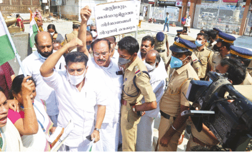 തൃ​ശൂ​ർ കോർപറേഷനിലെ നിർമാണ പ്രവൃത്തി കോൺഗ്രസ് തടഞ്ഞു