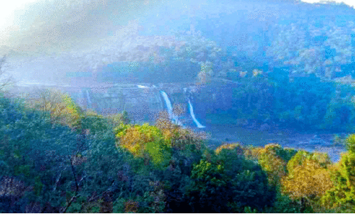 അതിരപ്പിള്ളി വെള്ളച്ചാട്ടം നേർത്തു; സഞ്ചാരികൾക്ക് നിരാശ