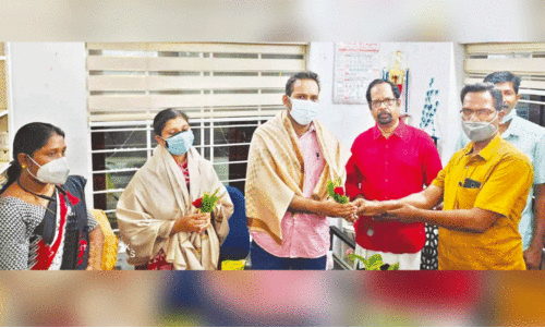 ഒ​രു​മി​ച്ച് ഡോ​ക്ട​റേ​റ്റ് നേ​ടി​യ ദ​മ്പ​തി​ക​ളെ ആ​ദ​രി​ച്ചു