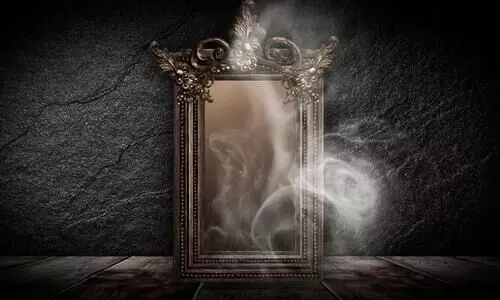 മരിച്ചവരെ കാണാവുന്ന കണ്ണാടി