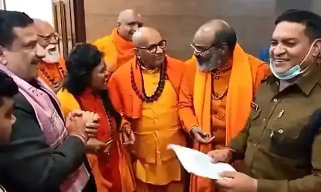 ഹരിദ്വാർ വിദ്വേഷ പ്രസംഗം; പ്രതികൾക്കൊപ്പം പൊട്ടിച്ചിരിച്ച്​ പൊലീസ്​