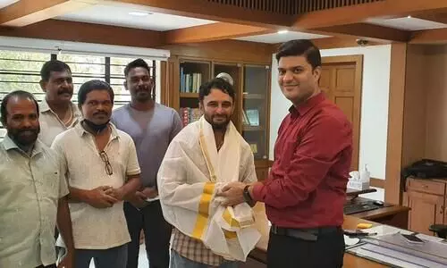 കിണറ്റില്‍ വീണ കുട്ടിയെ രക്ഷിച്ച അഷറഫിനെ കലക്ടര്‍ അനുമോദിച്ചു