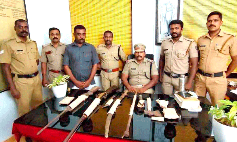 ആയുധങ്ങളുമായി ഗുണ്ട മാനേഷ ജോര്ജ് പിടിയില് ആയുധങ്ങളുമായി ഗുണ്ട മാനേഷ ജോര്ജ് പിടിയില്