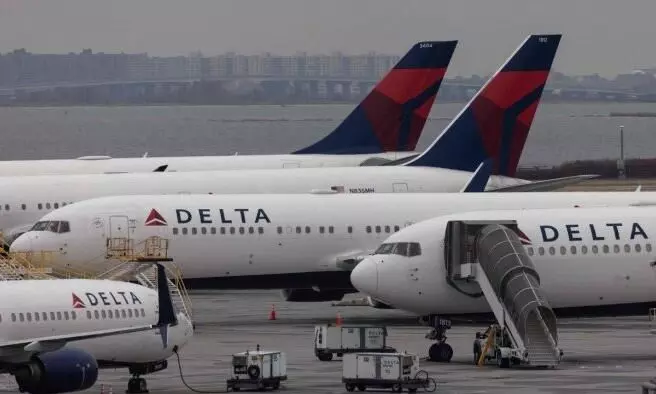 മാസ്ക് ധരിക്കാതെ ഭക്ഷണം കഴിച്ചതിന് സഹയാത്രികനെ ആക്രമിച്ച് യുവതി മാസ്ക് ധരിക്കാതെ ഭക്ഷണം കഴിച്ചതിന് സഹയാത്രികനെ ആക്രമിച്ച് യുവതി