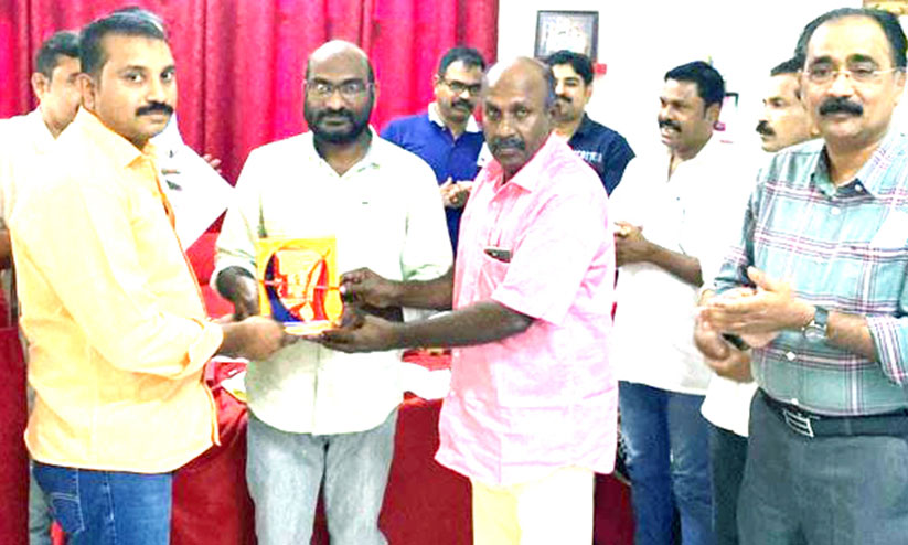 പ്രവാസത്തിന് വിരാമം; പ്രമോദ് നാടണയുന്നു പ്രവാസത്തിന് വിരാമം; പ്രമോദ് നാടണയുന്നു