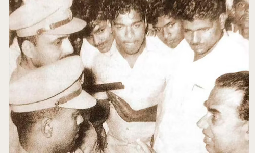 akg speaking with police during riot