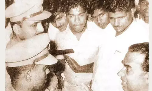 akg speaking with police during riot