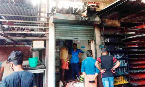 പാറക്കടവിൽ ഇരുമ്പുകടയിൽ തീപിടിത്തം; ലക്ഷങ്ങളുടെ നഷ്ടം