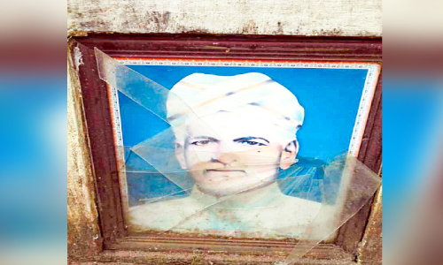 അയ്യൻകാളി ചിത്രം തകര്‍ന്ന നിലയിൽ