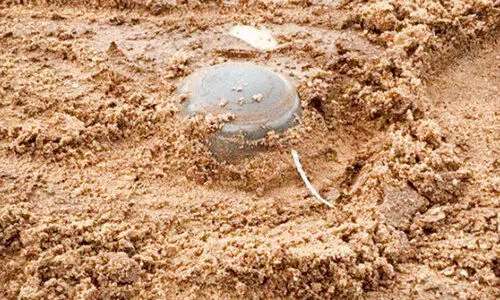 മഴയിൽ മണ്ണൊലിച്ച് കുഴിബോംബുകൾ പൊങ്ങിവരാൻ സാധ്യത; അപരിചിത വസ്തുക്കളിൽ തൊടരുതെന്നും ആഭ്യന്തരമന്ത്രാലയം മഴയിൽ മണ്ണൊലിച്ച് കുഴിബോംബുകൾ പൊങ്ങിവരാൻ സാധ്യത; അപരിചിത വസ്തുക്കളിൽ തൊടരുതെന്നും ആഭ്യന്തരമന്ത്രാലയം