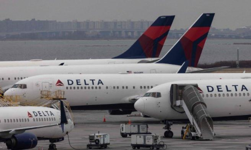 മാസ്‌ക് ധരിക്കാതെ ഭക്ഷണം കഴിച്ചതിന് സഹയാത്രികനെ ആക്രമിച്ച്​ യുവതി