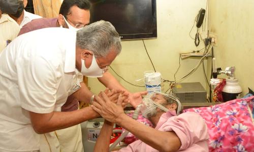 pinarayi vijayan at pradeeps home