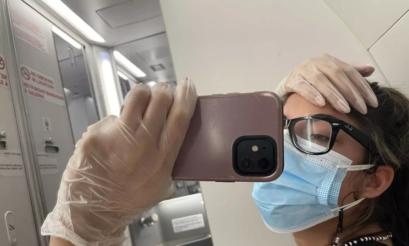 വിമാനയാത്രക്കിടെ കോവിഡ് പോസിറ്റീവായി; ബാത്ത്റൂമിൽ ക്വാറന്റീനിൽ കഴിഞ്ഞ് അധ്യാപിക വിമാനയാത്രക്കിടെ കോവിഡ് പോസിറ്റീവായി; ബാത്ത്റൂമിൽ ക്വാറന്റീനിൽ കഴിഞ്ഞ് അധ്യാപിക