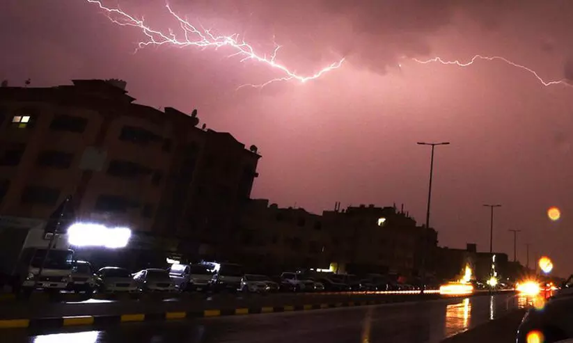 ഇ​ടി​യോ​ടു​കൂ​ടി​ മ​ഴ​ക്ക്​ സാ​ധ്യ​ത