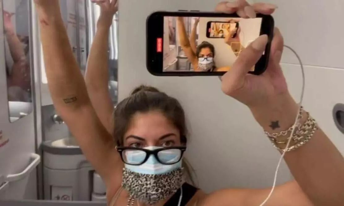 യാത്രമധ്യേ കോവിഡ്; വിമാനത്തിലെ കുളിമുറിയിൽ യു.എസ് വനിതക്ക് മൂന്ന് മണിക്കൂർ ക്വാറന്റീൻ യാത്രമധ്യേ കോവിഡ്; വിമാനത്തിലെ കുളിമുറിയിൽ യു.എസ് വനിതക്ക് മൂന്ന് മണിക്കൂർ ക്വാറന്റീൻ