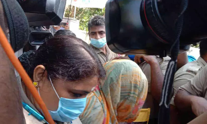 വിസ്മയ കൊലപാതകം; സഹോദരി ജിത്തുവിനെ വീട്ടിൽ എത്തിച്ച് തെളിവെടുത്തു വിസ്മയ കൊലപാതകം; സഹോദരി ജിത്തുവിനെ വീട്ടിൽ എത്തിച്ച് തെളിവെടുത്തു