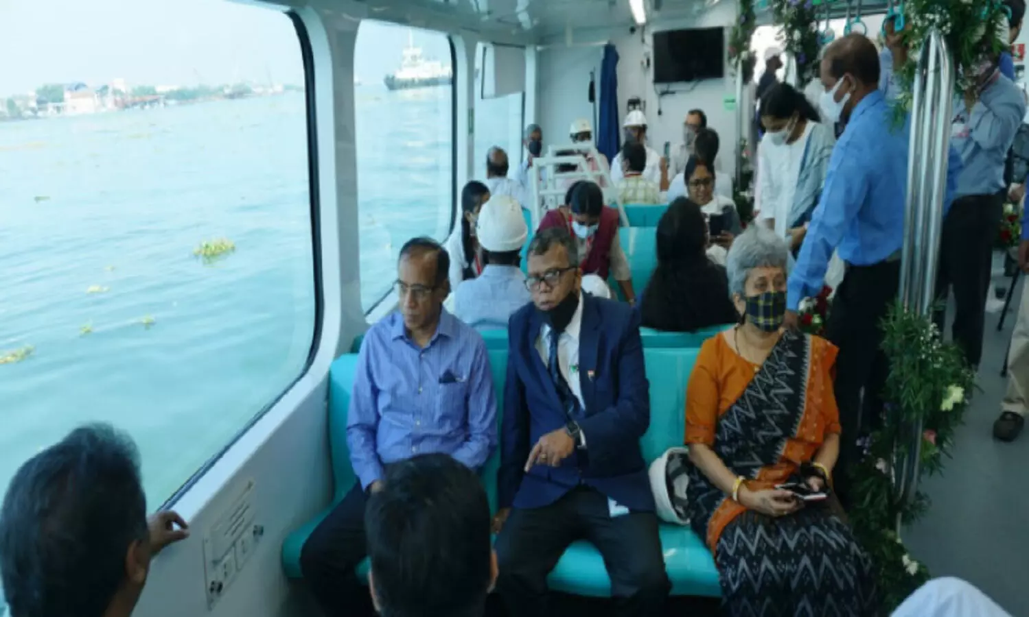 കൊച്ചി ജല മെട്രോ: ഇലക്​ട്രിക് ബോട്ട് കെ.എം.ആർ.എല്ലിന്​ കൈമാറി