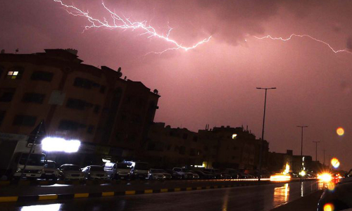 ഇ​ടി​യോ​ടു​കൂ​ടി​ മ​ഴ​ക്ക്​ സാ​ധ്യ​ത