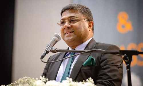 തി​ള​ക്ക​ത്തി​ൽ എം​ബ​സി​യും അം​ബാ​സ​ഡ​റും