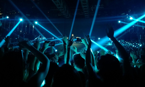 കോട്ടപ്പുറത്ത് അനുമതിയില്ലാതെ സംഗീതനിശ; പൊലീസ് തടഞ്ഞു