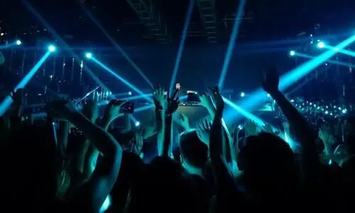 കോട്ടപ്പുറത്ത് അനുമതിയില്ലാതെ സംഗീതനിശ; പൊലീസ് തടഞ്ഞു